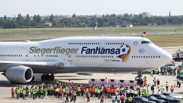 El avión que trasladaba al seleccionado de Alemania aterrizó de emergencia en Escocia