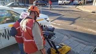 En busca de una solución definitiva, un grupo de licenciados en geofísica trabaja en la esquina de Urquiza y Bulevar Pellegrini para entender los motivos del histórico socavón.&nbsp;