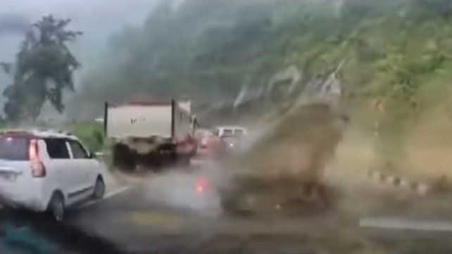 Video: dos personas murieron en India al caer rocas sobre tres autos