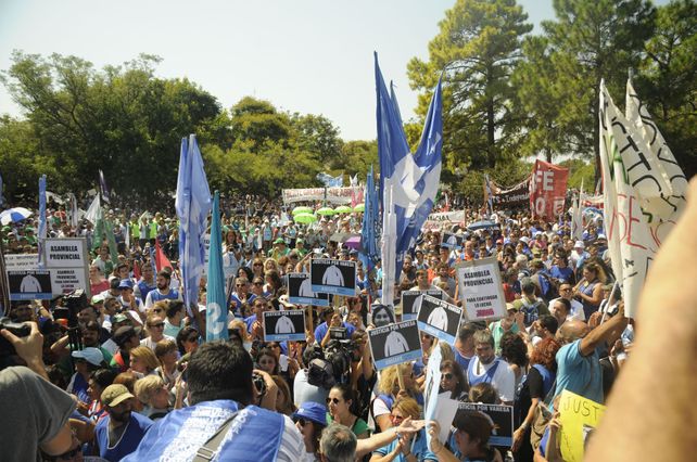 Multitudinaria marcha de trabajadores en el microcentro santafesino