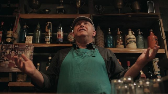 Historia. Un cambio de rumbo que deviene en una curiosa experiencia social en un bar de campo.&nbsp;