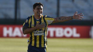 Luca Martínez Dupuy le pone euforia al festejo tras el gol convertido en cancha de Arsenal.