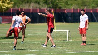 Ordena. El Gringo Heinze, durante una práctica en el predio Jorge Griffa.