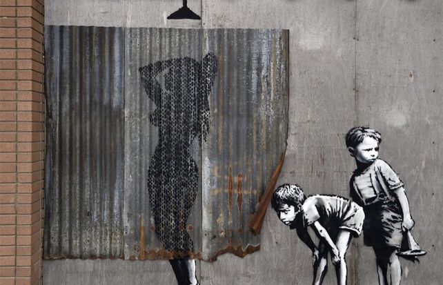 Las intervenciones de Banksy son arte callejero que abofetea al sistema.
