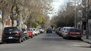 El proyecto que se discute en el Concejo promueve el estacionamiento sobre ambas manos en todas las calles de Rosario.