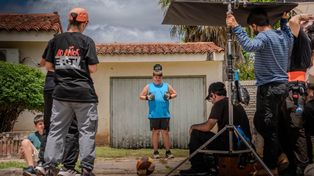 La serie se inscribe en una tradición audiovisual que busca descentralizar la producción y llevarla más allá de los grandes centros urbanos.