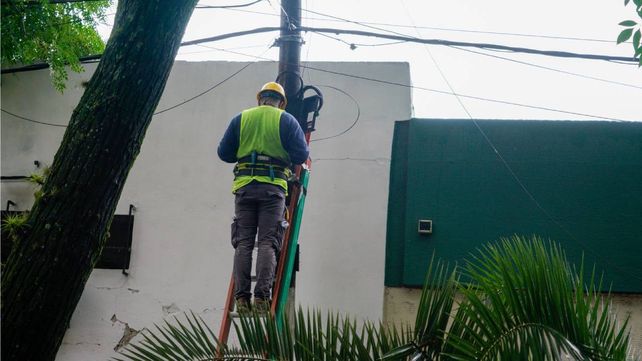 Los operarios de la EPE trabajan para reestablecer el servicio en cuatro zonas de Rosario