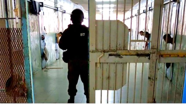 Cárcel de Las Flores: apuñalaron a un interno durante un tumulto entre reclusos