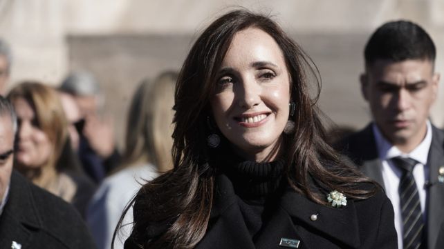 Victoria Villarruel dijo presente en el Monumento.