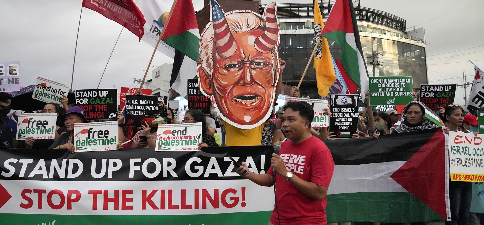 Activistas filipinos sostienen una caricatura del presidente estadounidense Joe Biden durante una manifestación para mostrar solidaridad con el pueblo palestino en Manila, Filipinas, el miércoles 18 de octubre de 2023. (Foto AP/Aaron Favila) Activistas filipinos sostienen una caricatura del presidente estadounidense Joe Biden durante una manifestación para mostrar solidaridad con el pueblo palestino en Manila, Filipinas, el miércoles 18 de octubre de 2023. (Foto AP/Aaron Favila)