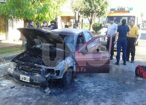 Iba camino a su trabajo cuando su auto sufrió un desperfecto y se prendió fuego