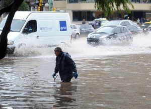 Un fuerte temporal de lluvia y granizo anegó la Capital Federal al mediodía