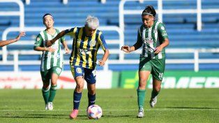 Daiana Gómez maniobra con pelota al pie en campo de Excursio.