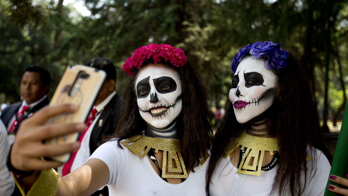 El sismo marca el desfile por el Día de Muertos en México El sismo marca el desfile por el Día de Muertos en México