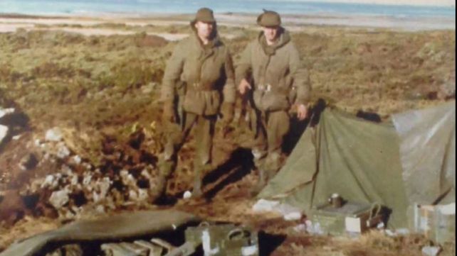 Daniel en Malvinas junto a otro combatiente. (Foto archivo de Daniel Rusticane).&nbsp;