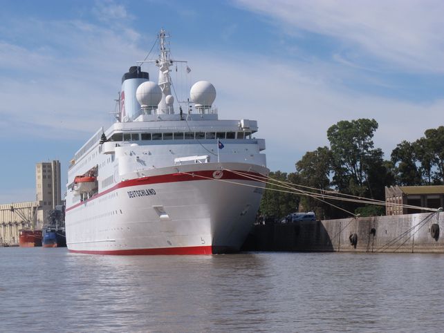 El crucero alemán que arribó a Rosario en enero de 2012 con más de 300 pasajeros.