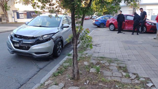 Violentísimo choque entre dos automovilistas, uno de ellos se incrustó en el frente de una casa