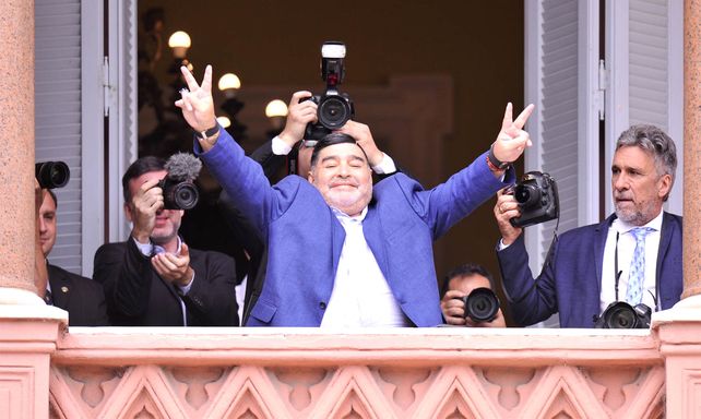 Maradona se reunió con Fernández y salió a saludar al balcón de la Rosada