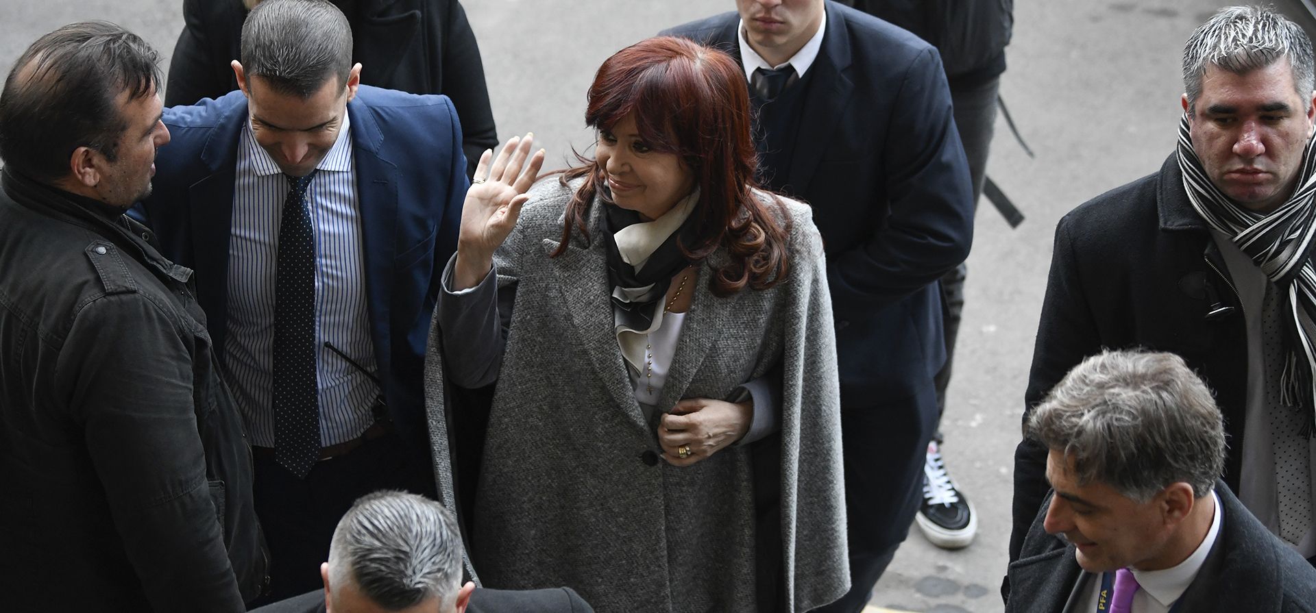 La expresidenta argentina Cristina Fernández saluda a sus seguidores cuando llega a un tribunal federal para testificar en el juicio contra sospechosos acusados de un intento de asesinato en su contra hace dos años en Buenos Aires, Argentina, el miércoles 14 de agosto de 2024. (AP foto/Gustavo Garello) La expresidenta argentina Cristina Fernández saluda a sus seguidores cuando llega a un tribunal federal para testificar en el juicio contra sospechosos acusados de un intento de asesinato en su contra hace dos años en Buenos Aires, Argentina, el miércoles 14 de agosto de 2024. (AP foto/Gustavo Garello)