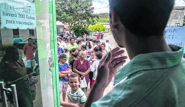 Preocupante. Miles de pobladores de Espirito Santo se vuelcan a los centros médicos para saber si están sanos y para vacunarse.