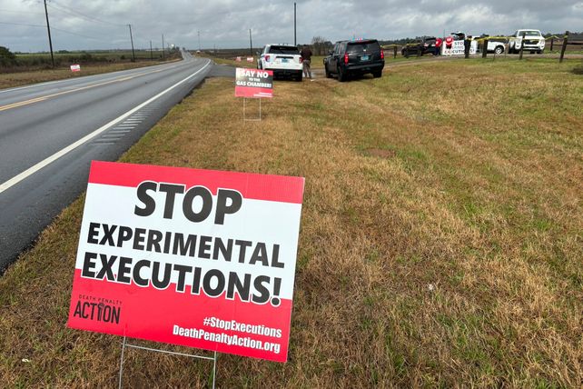 Carteles de protesta colocados en una ruta que conduce al penal de Alabama donde se llevó a cabo la ejecución.