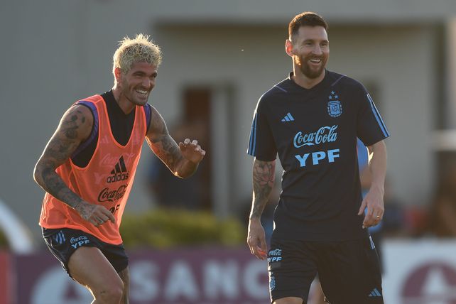 Rodrigo De Paul y Lionel Messi se divierten en la práctica.&nbsp;