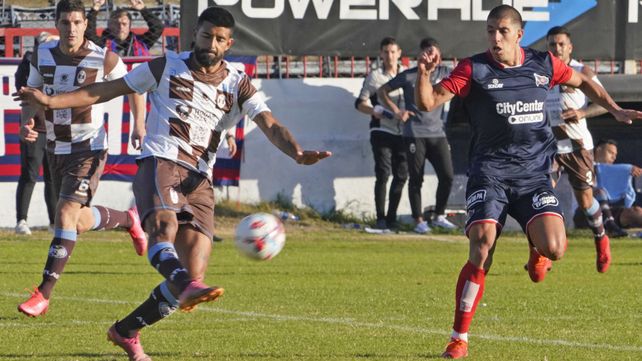 Goleador charrúa.&nbsp; Lautaro Villegas hizo dos tantos en su corta estadía en Tablada ante Claypole.&nbsp; Viene de jugar en Atlético San Jorge.&nbsp;