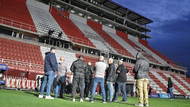 Los dirigentes de Unión en el medio de la cancha tras la suspensión.