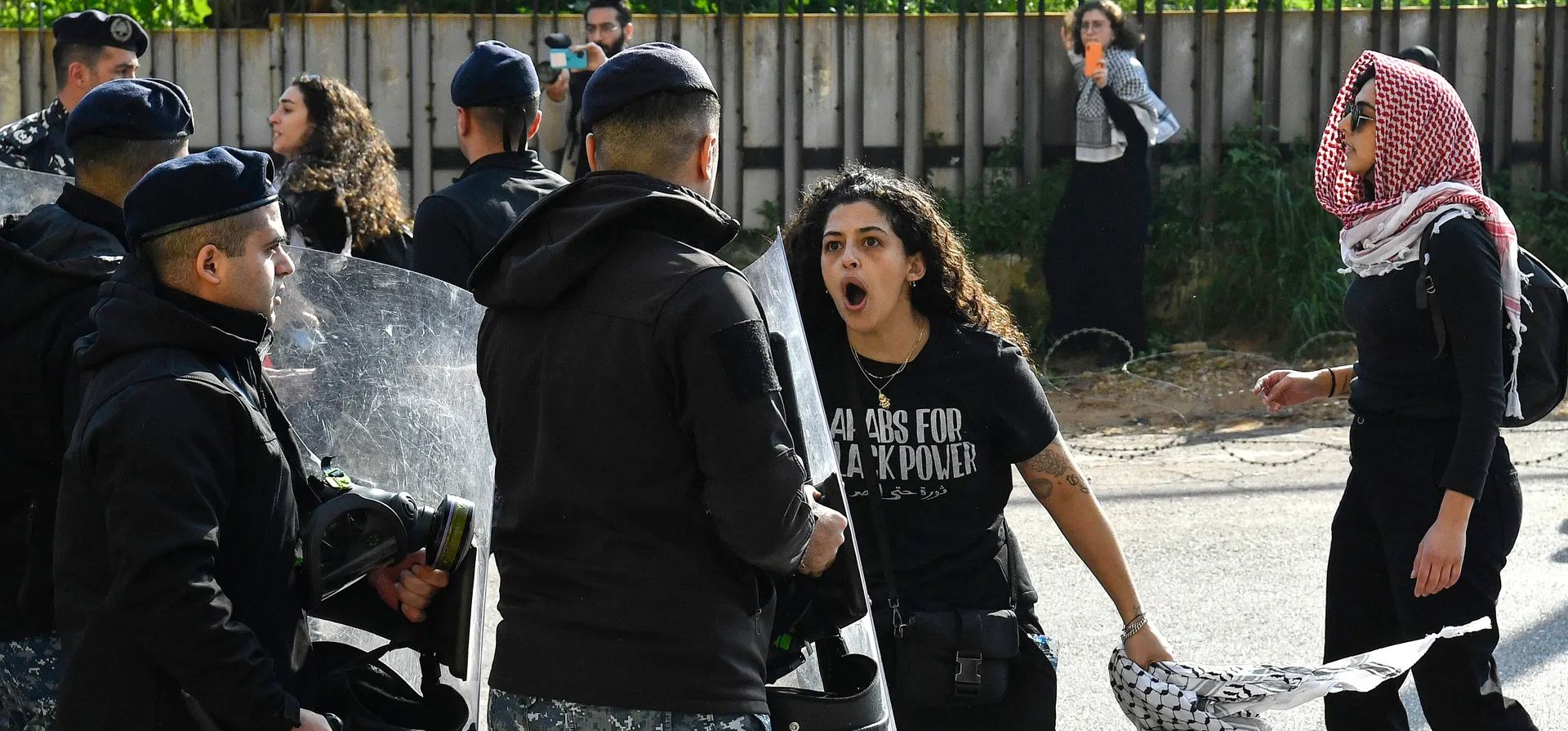 Una activista se enfrenta a la policía antidisturbios durante una protesta frente a la embajada egipcia en Beirut para exigir la apertura del cruce fronterizo de Rafah entre Egipto y la Franja de Gaza, Beirut, Líbano. Fotografía: Wael Hamzeh/EPA Una activista se enfrenta a la policía antidisturbios durante una protesta frente a la embajada egipcia en Beirut para exigir la apertura del cruce fronterizo de Rafah entre Egipto y la Franja de Gaza, Beirut, Líbano. Fotografía: Wael Hamzeh/EPA