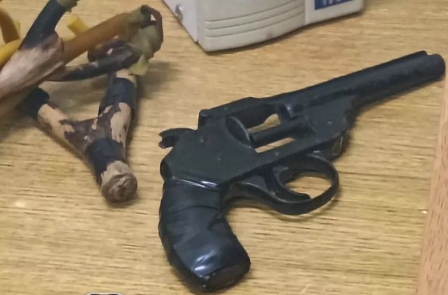 Villa Constitución: un alumno de 15 años llevó un arma a una escuela e intervino la policía.