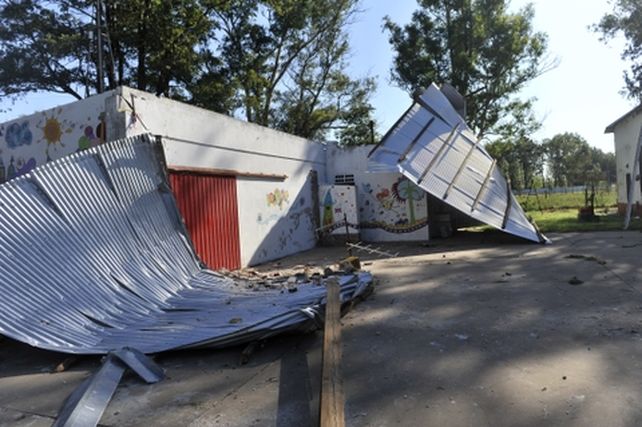 Destrozo climático. Las chapas quedaron dispersas en el patio y en los terrenos aledaños a la escuela rural.