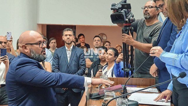Asumió Carlos Suárez como concejal de la ciudad: “Vengo a aportar mi experiencia para llevar adelante las transformaciones que necesita la ciudad”. Asumió Carlos Suárez como concejal de la ciudad: “Vengo a aportar mi experiencia para llevar adelante las transformaciones que necesita la ciudad”.