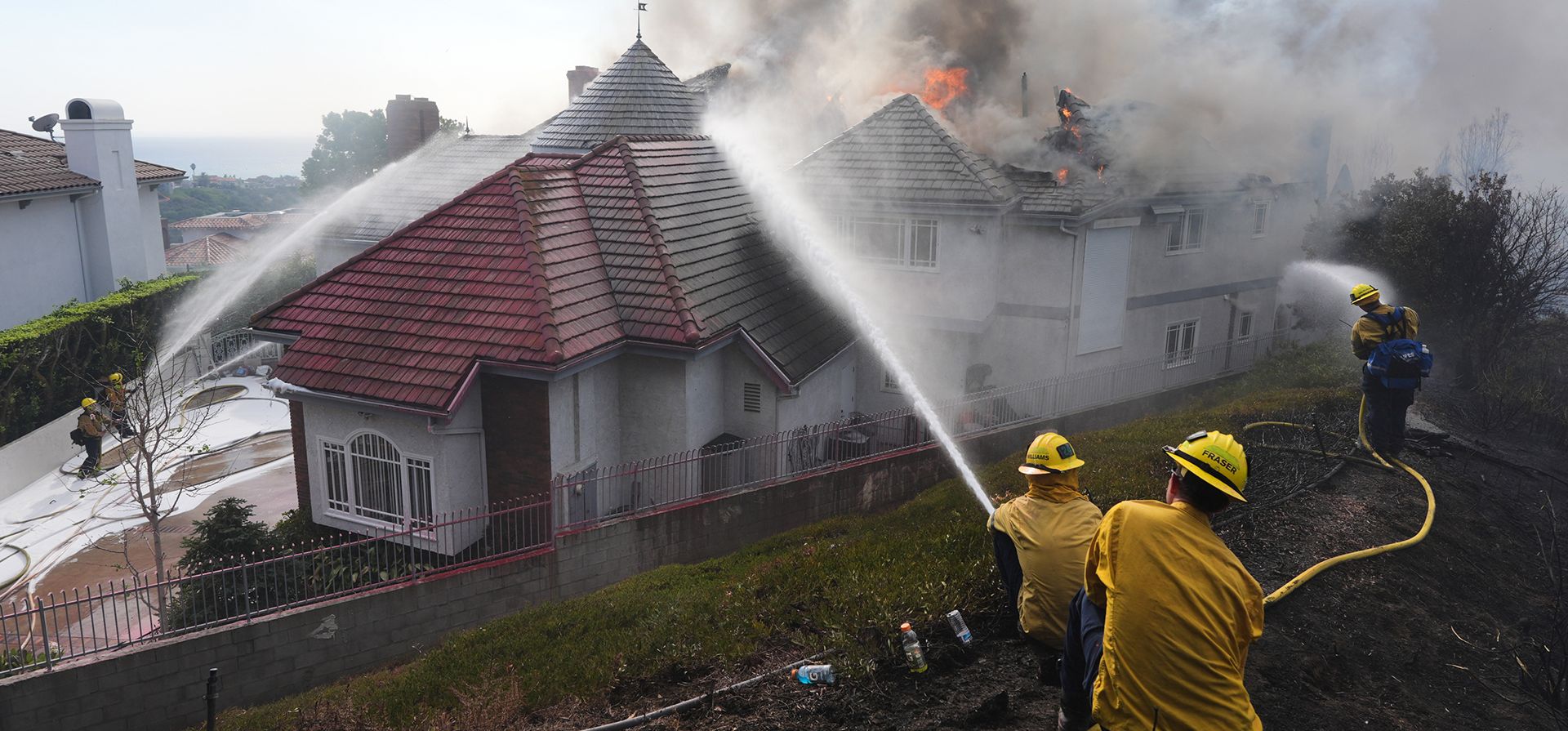 Bomberos trabajan para sofocar un incendio en una casa que está en llamas durante el incendio «Norte», el viernes 16 de octubre de 2026, en San Juan Capistrano, California. (Foto AP/Jae C. Hong)