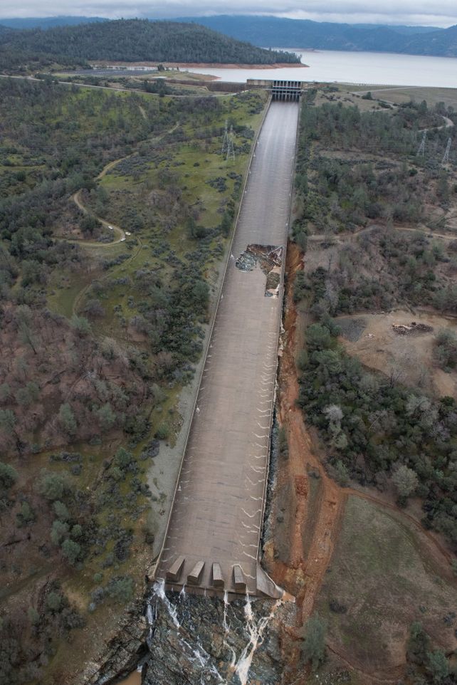 Casi 200.000 evacuados por daños en una presa en California