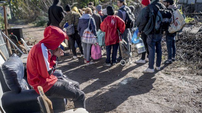 Mientras algunas personas compran botellas de agua