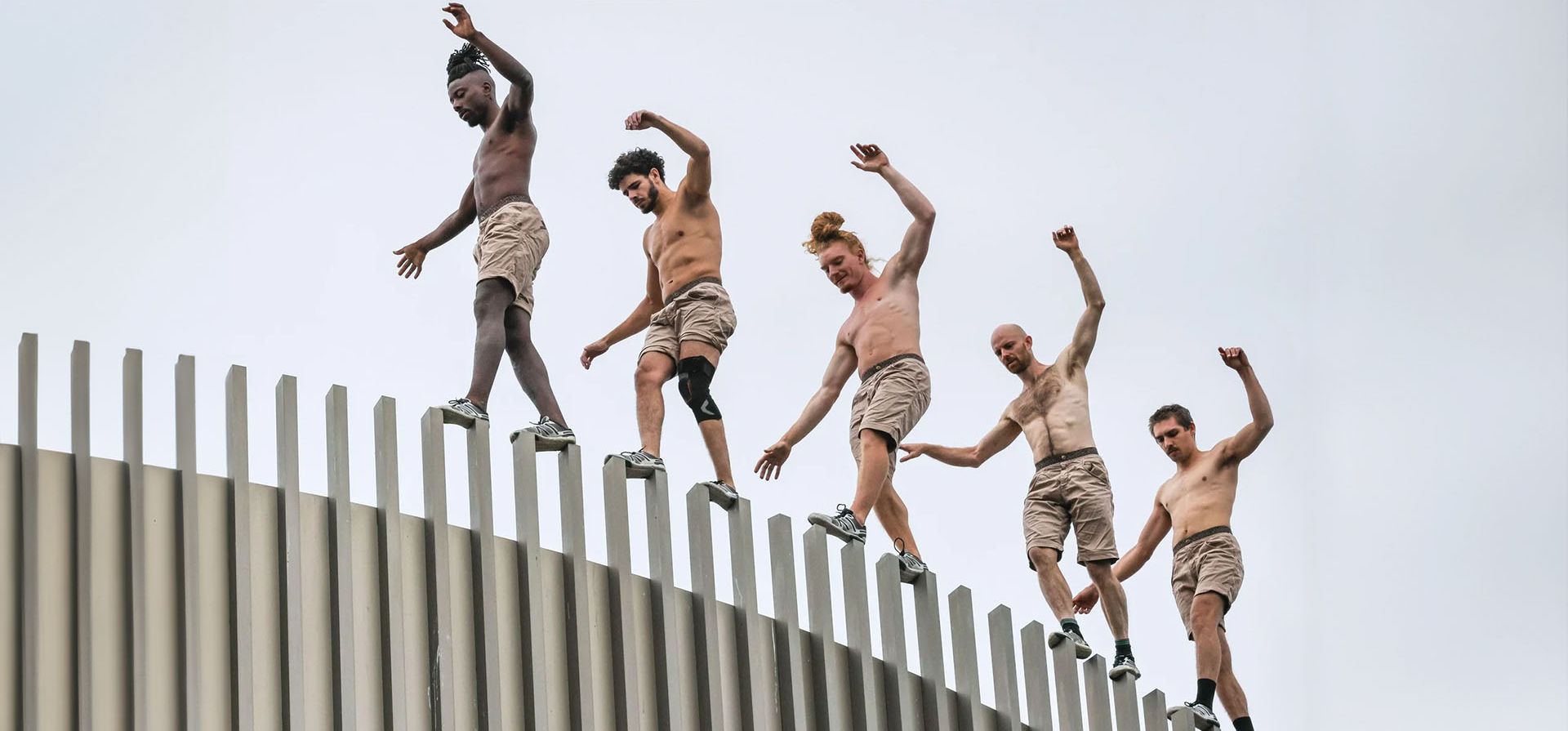 Artistas de parkour de Lézards Bleus en el festival internacional de Greenwich y Docklands. Fotografía: Imageplotter/Alamy Artistas de parkour de Lézards Bleus en el festival internacional de Greenwich y Docklands. Fotografía: Imageplotter/Alamy