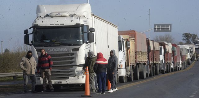 Los retenes de camiones volvieron a la vera de las rutas nacional 11 y provincial 91.&nbsp;