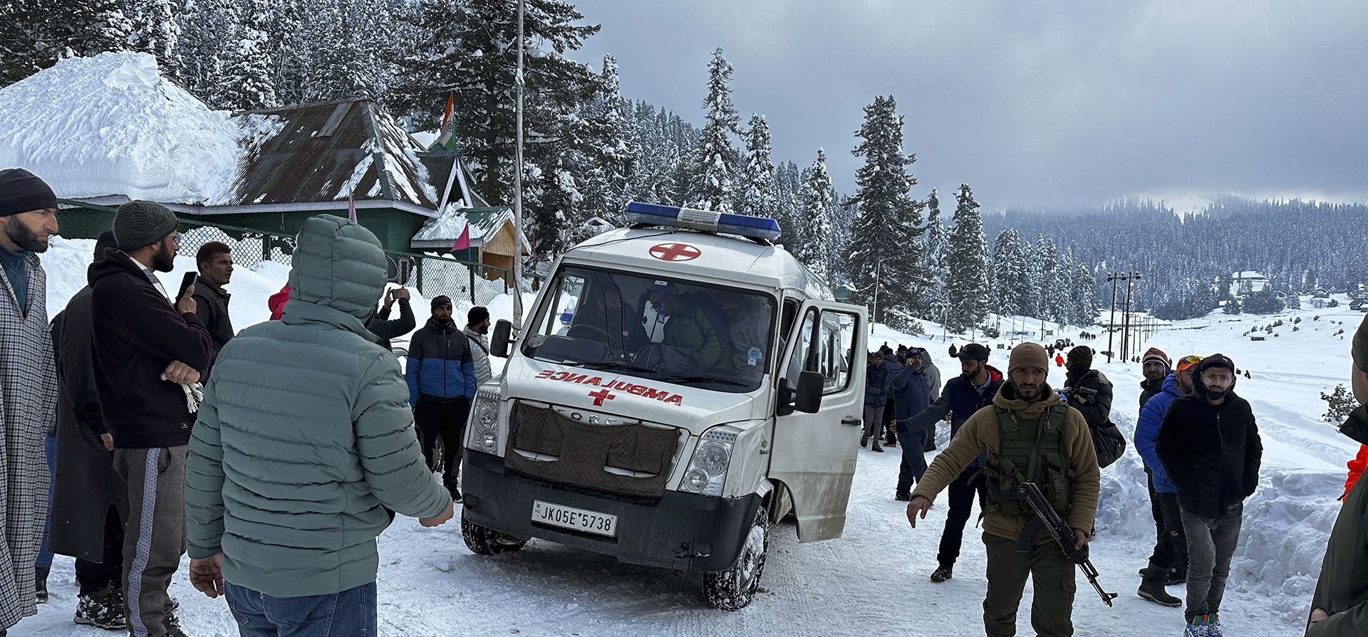Una ambulancia sale con los cuerpos de dos extranjeros que murieron en una avalancha en Gulmarg, a 55 kilómetros de Srinagar, en la Cachemira india, el miércoles 1 de febrero de 2023. Una avalancha en una estación de esquí del Himalaya  mató a dos esquiadores extranjeros mientras que otros 21 fueron rescatados, dijo la policía. (Foto AP/Umar Mehraj)