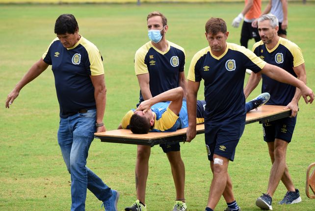 Francesco Lo Celso es retirado por los auxiliares de Central en medio del amistoso ante Patronato.