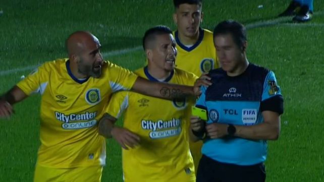 Quinta se lo quiere comer a Echavarría tras el penal que decidiría el triunfo de Colón sobre Central.