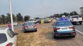 Autopista Santa Fe - Rosario: el giro en U irresponsable de un conductor produjo un fuerte choque con un auto