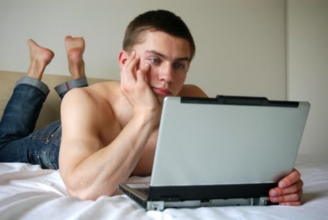 El joven se hizo famoso al confesar en Twitter que su madre estaba a punto de descubrirlo viendo películas eróticas y rompió su computadora.