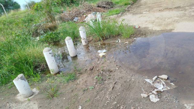 La comuna de Colonia Avellaneda trabaja para solucionar una obstrucción en una cañería cercana a la planta de elevación de líquidos cloacales.&nbsp;