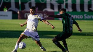 Emanuel Coronel, el mejor de Rosario Central en su excursión a San Juan.