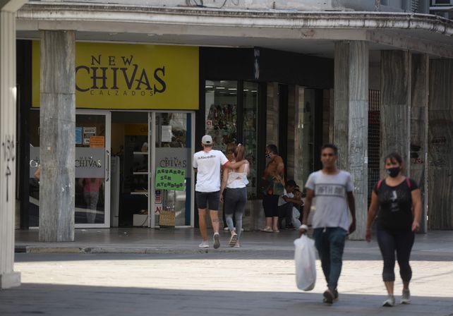 Este domingo algunos comercios del centro abrieron las puertas para recuperar las ventas que tanto postergó la pandemia.