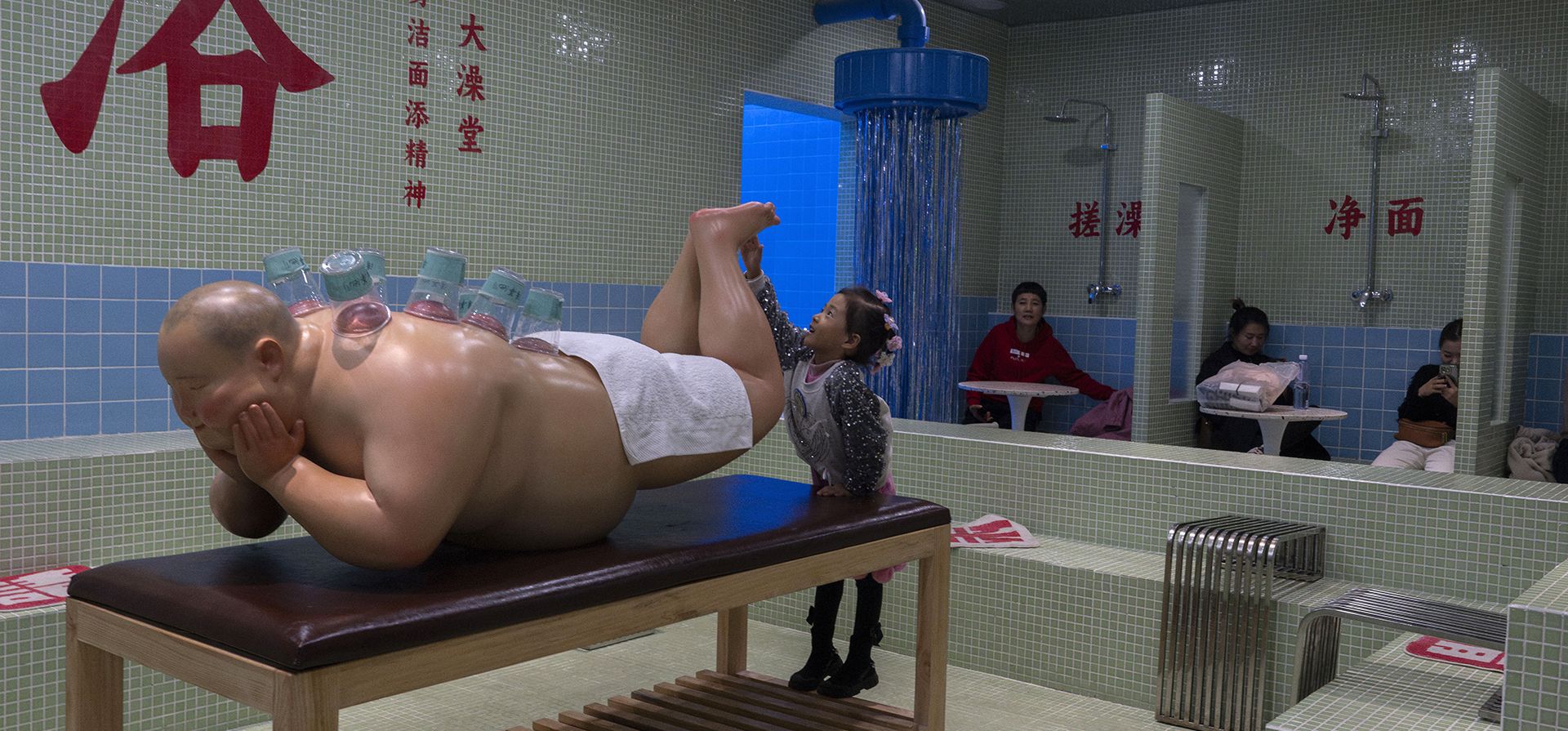 Un niño se acerca para tocar una escultura en un café con temática de baños públicos en la popular calle comercial Wangfujing en Beijing, el viernes 1 de noviembre de 2024. (Foto AP/Ng Han Guan) Un niño se acerca para tocar una escultura en un café con temática de baños públicos en la popular calle comercial Wangfujing en Beijing, el viernes 1 de noviembre de 2024. (Foto AP/Ng Han Guan)