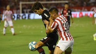 Aguanta. Albertengo soporta la marca de Fuentes. El atacante anduvo flojo y para colmo sufri&oacute; un esguince.