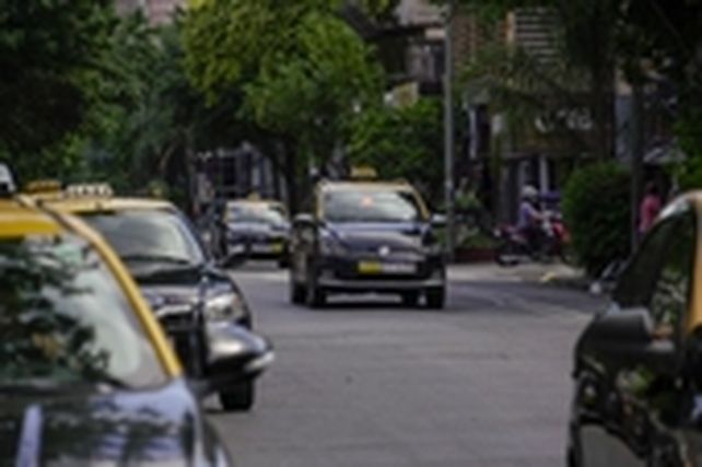 El taxi en que se dejó la amenaza tomó al pasajero en Pellegrini y Francia