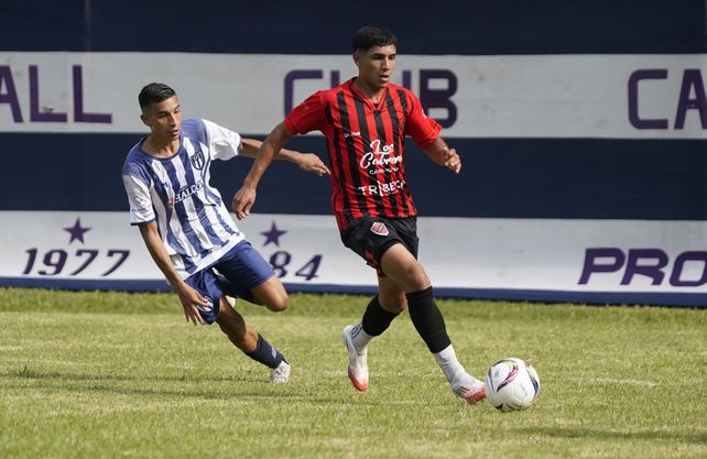 Milton Patala Goitía persigue a Banjamín Acevedo.