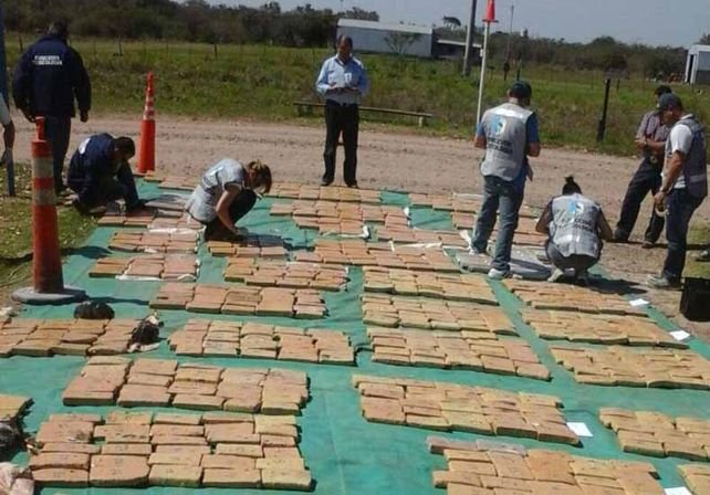 La policía entrerriana contó 1.154 panes de marihuana que estaban escondidos en el camión detenido.